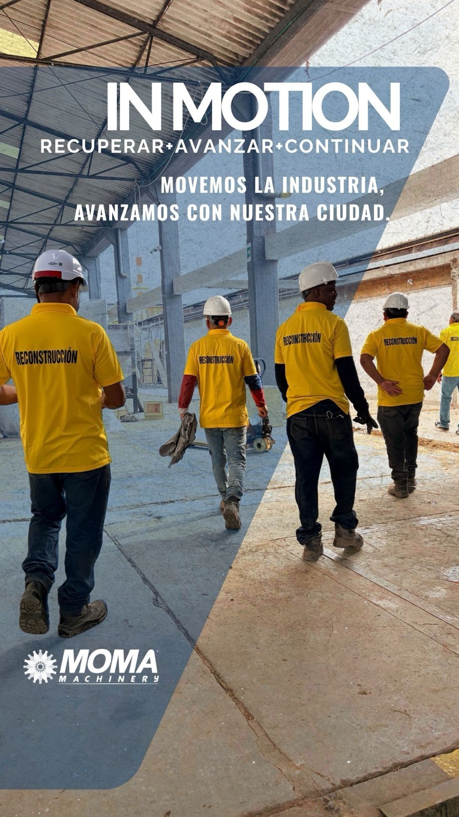 Equipo de reconstrucción de MOMA con camisetas amarillas caminando dentro de la planta