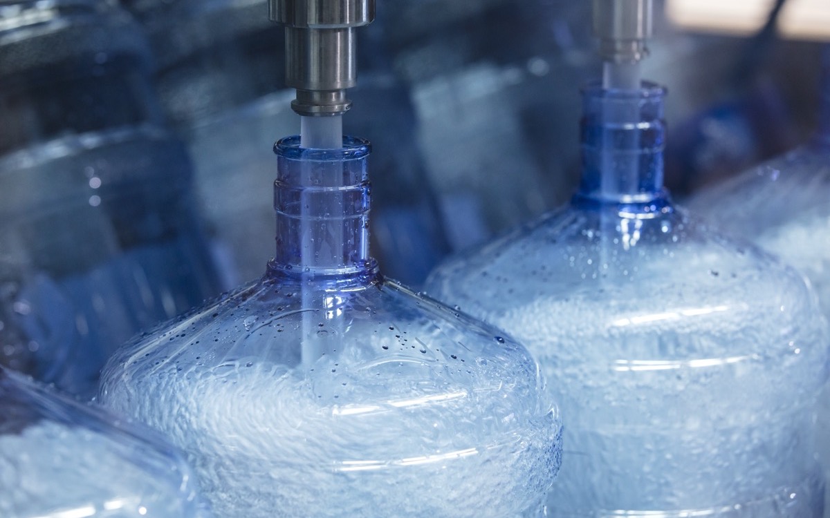 Línea de llenado y tapado de bebidas