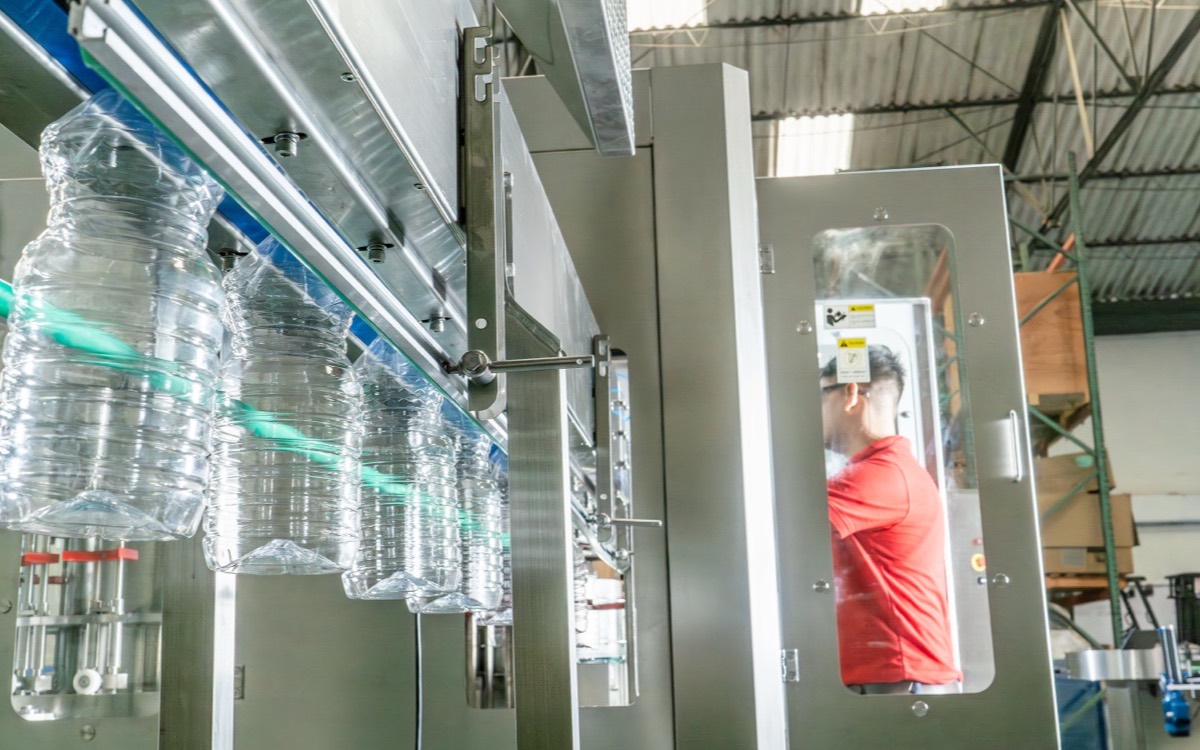 Técnico de MOMA dando soporte en planta